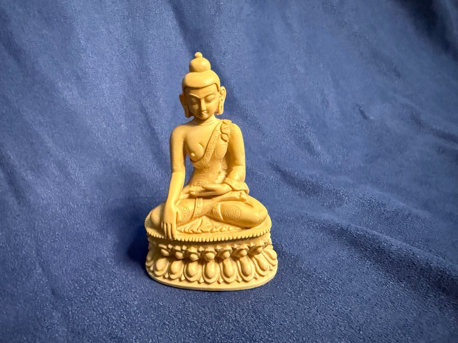 Boeddha beeldje, handgemaakt, ivoriet, 9 cm hoog, Beige, Ophalen of Verzenden, Zo goed als nieuw, Overige materialen