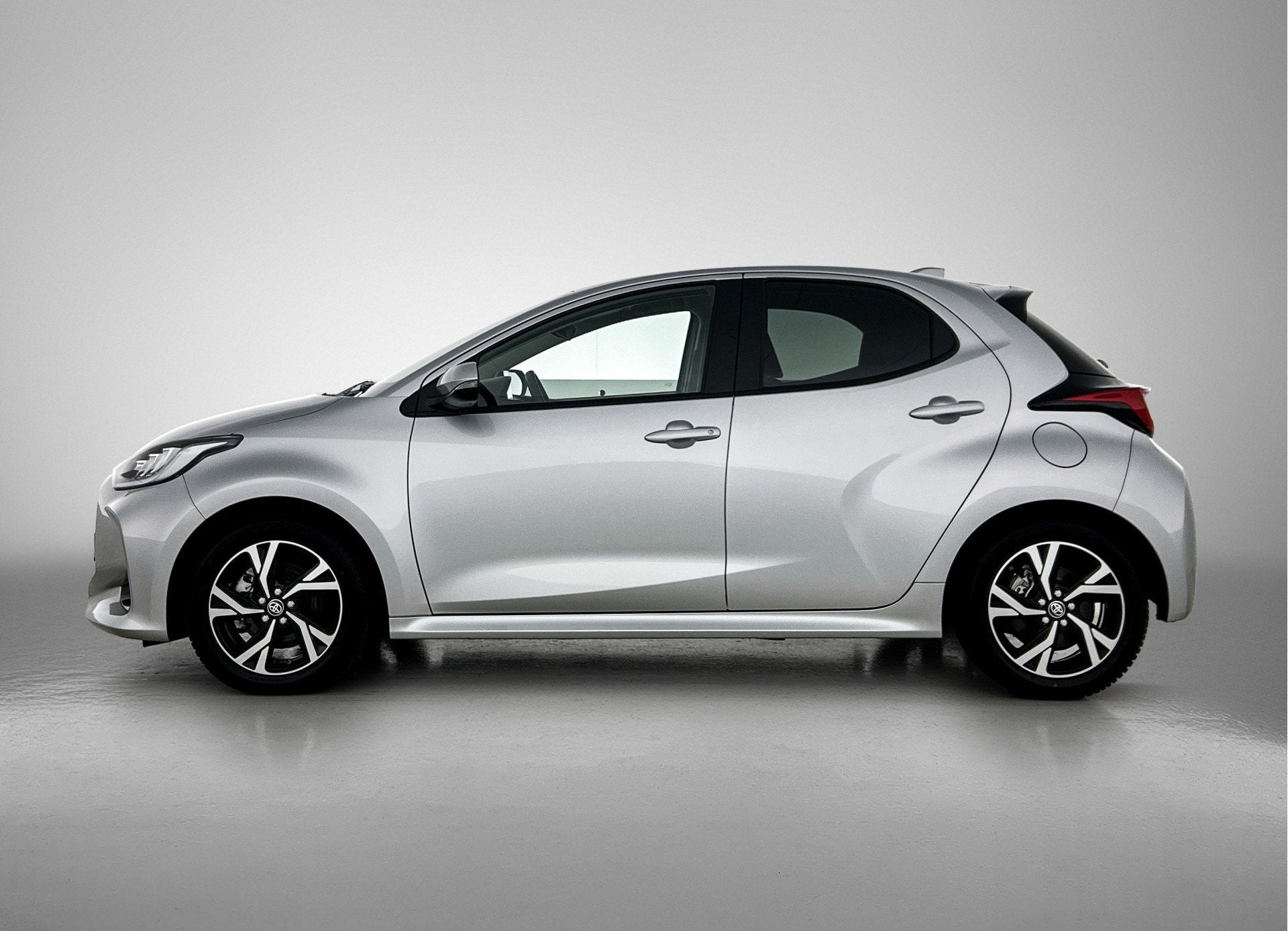 Toyota Yaris 1.5 Hybrid 115 Dynamic Limited (bj 2025), 12 maanden, Gebruikt, Euro 6, Bedrijf