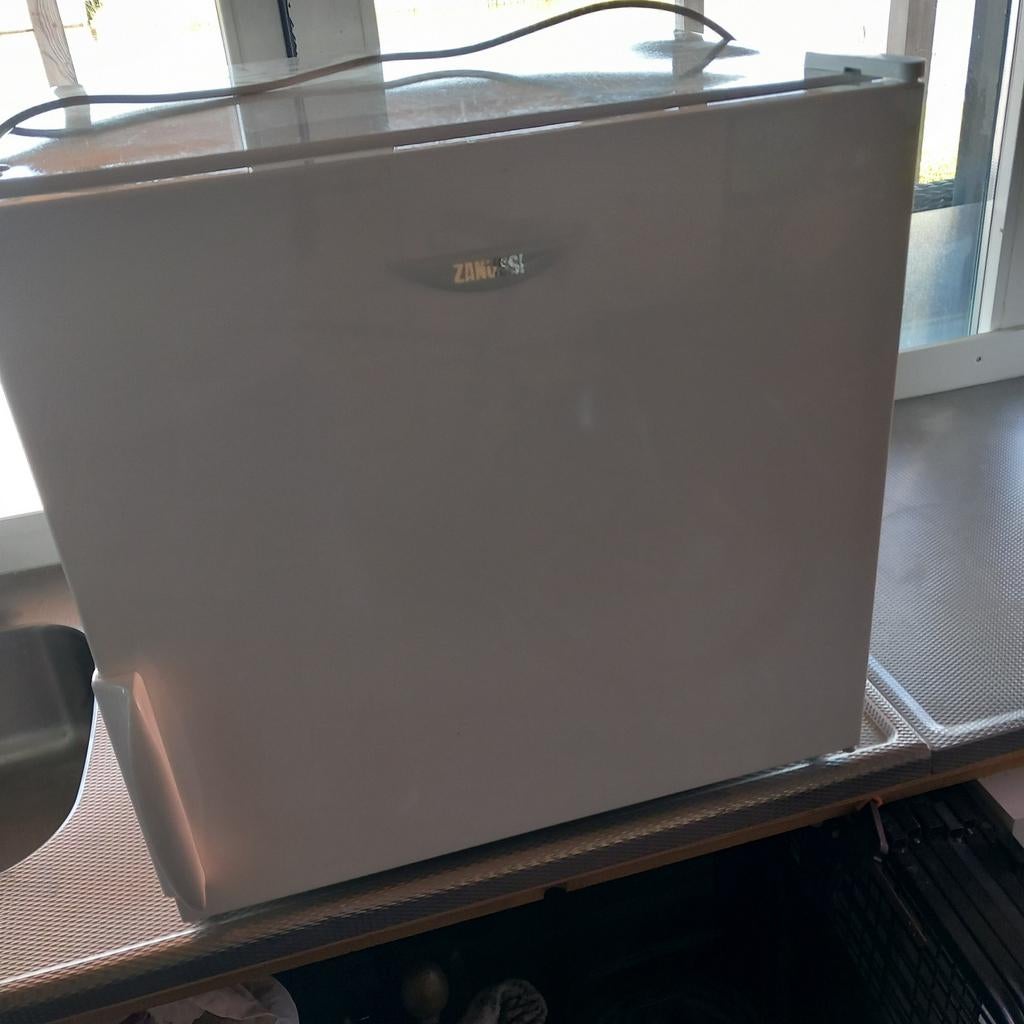 Zanussi ZFX5JB Vriezer - Compact en Efficiënt, Witgoed en Apparatuur, Ophalen, Zo goed als nieuw, Vrijstaand, Vrieskast