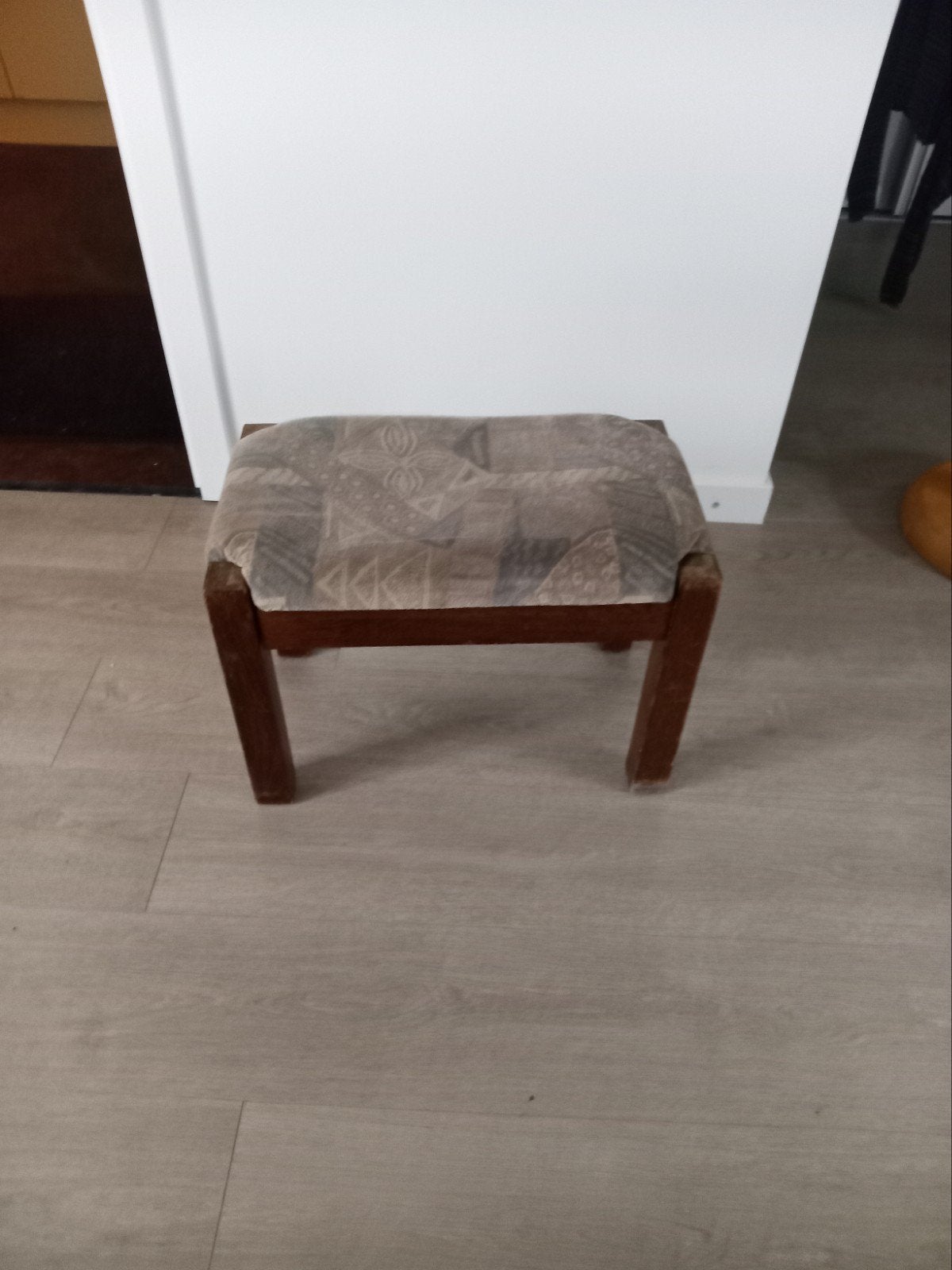 Houten krukje met gestoffeerde zitting, Huis en Inrichting, Ophalen of Verzenden, Gebruikt, Hout