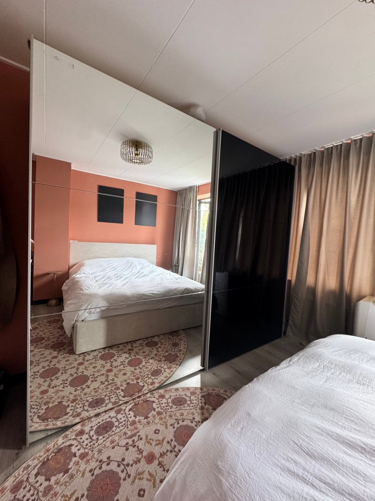 Kledingkast met spiegel 220 cm breed, Huis en Inrichting, Slaapkamer | Complete slaapkamers, Ophalen, Zo goed als nieuw, Tweepersoons