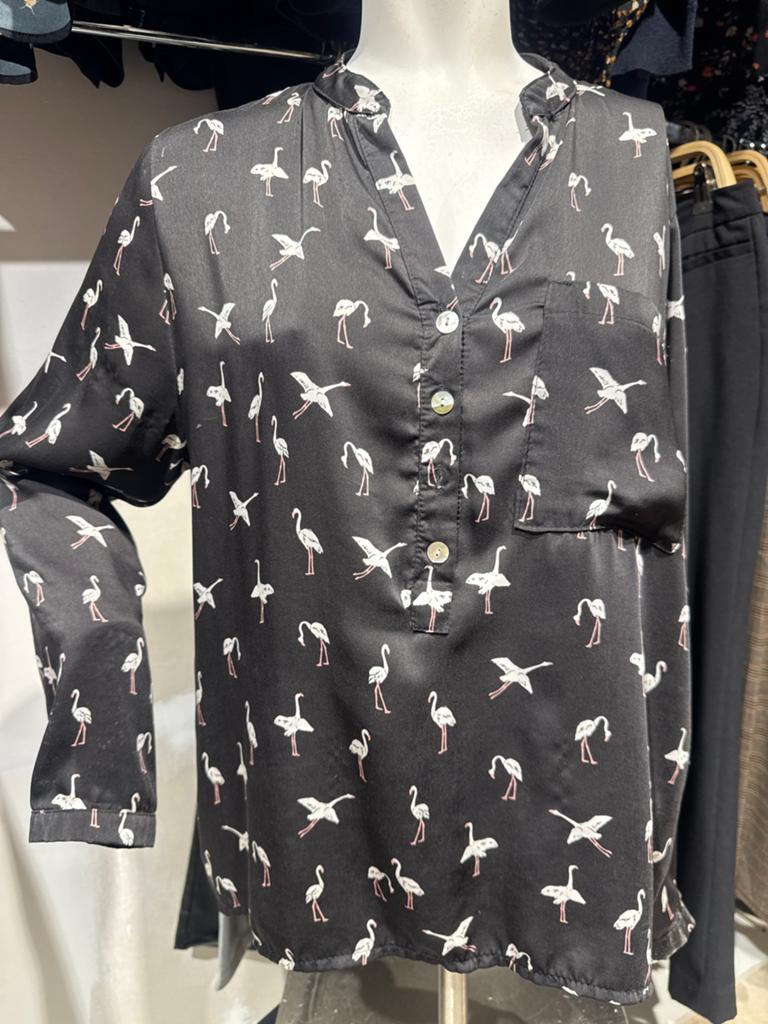 Zwarte blouse met flamingo print, Ophalen of Verzenden, Zo goed als nieuw, Maat 38/40 (M), Zwart