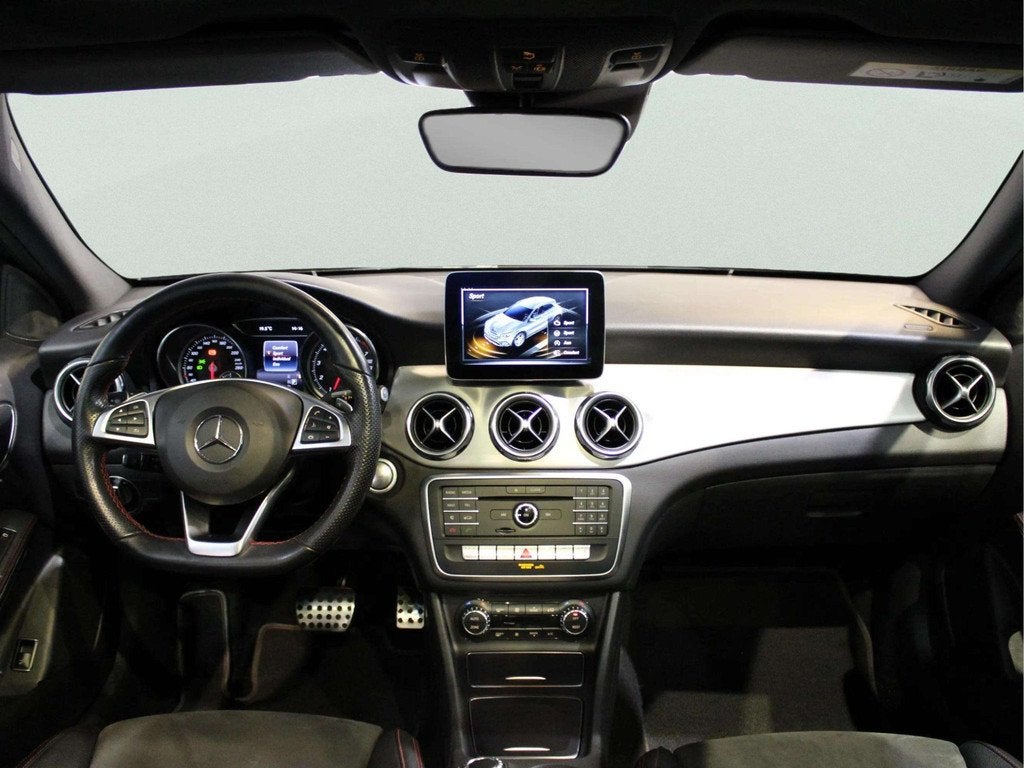 Mercedes-Benz GLA 180 Business Solution AMG, Auto's, Mercedes-Benz, 12 maanden, Gebruikt, 4 cilinders, Leder en Stof