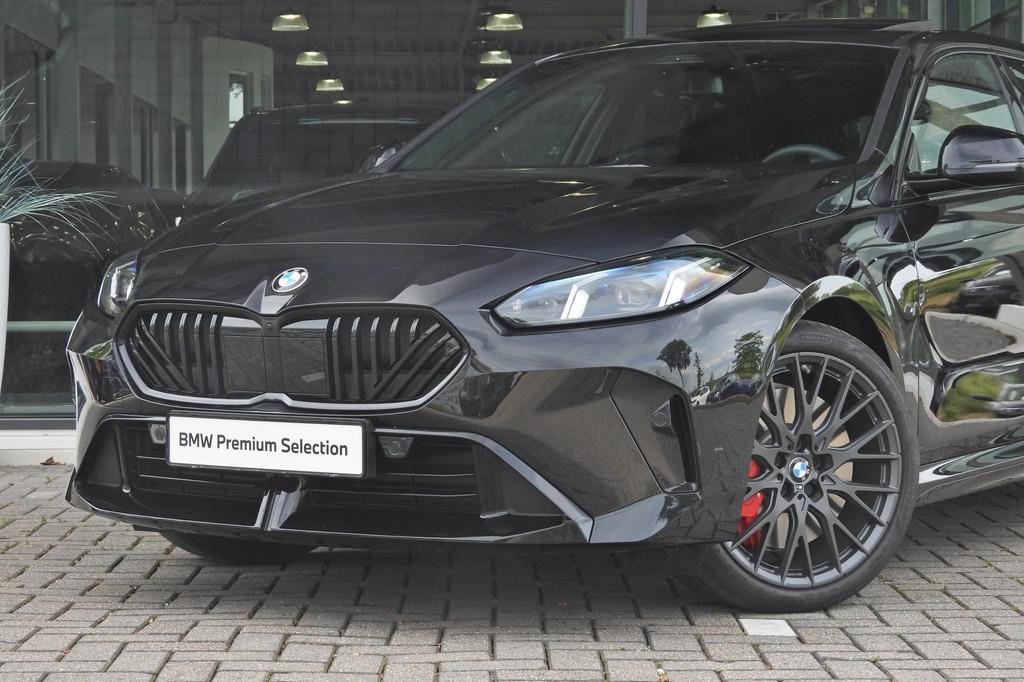 BMW 1 Serie 120 M Sport Automaat / Panoramadak / Sportstoele, 156 pk, Met garantie (alle), Zwart, Origineel Nederlands