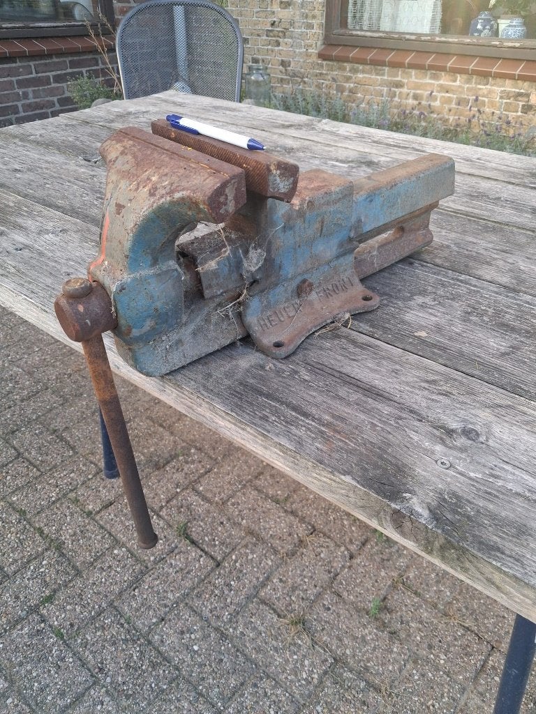 Grote zware Heuer Front bankschroef spanwijdte 21 cm met tas, Ophalen, Gebruikt, 120 tot 170 cm, Bankschroef