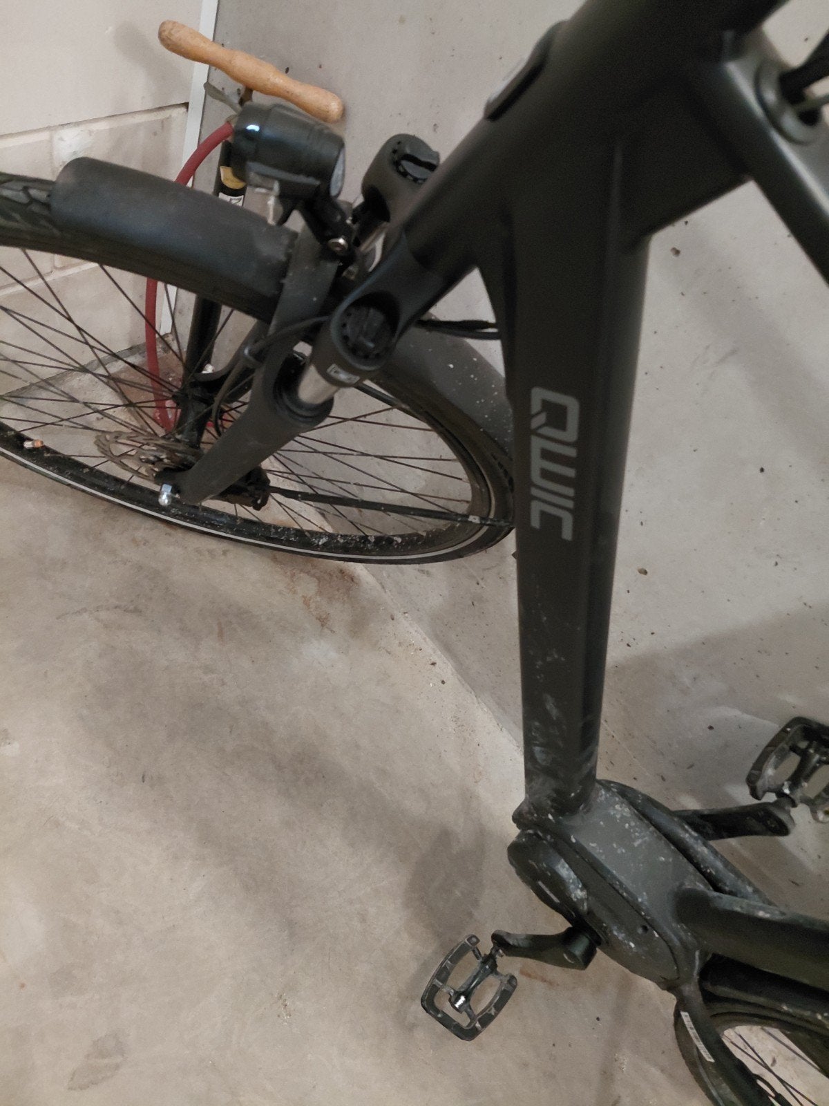 Elektrische herenfiets  Achterwiel en remblokjes te vervange, Ophalen, Gebruikt, Qwic