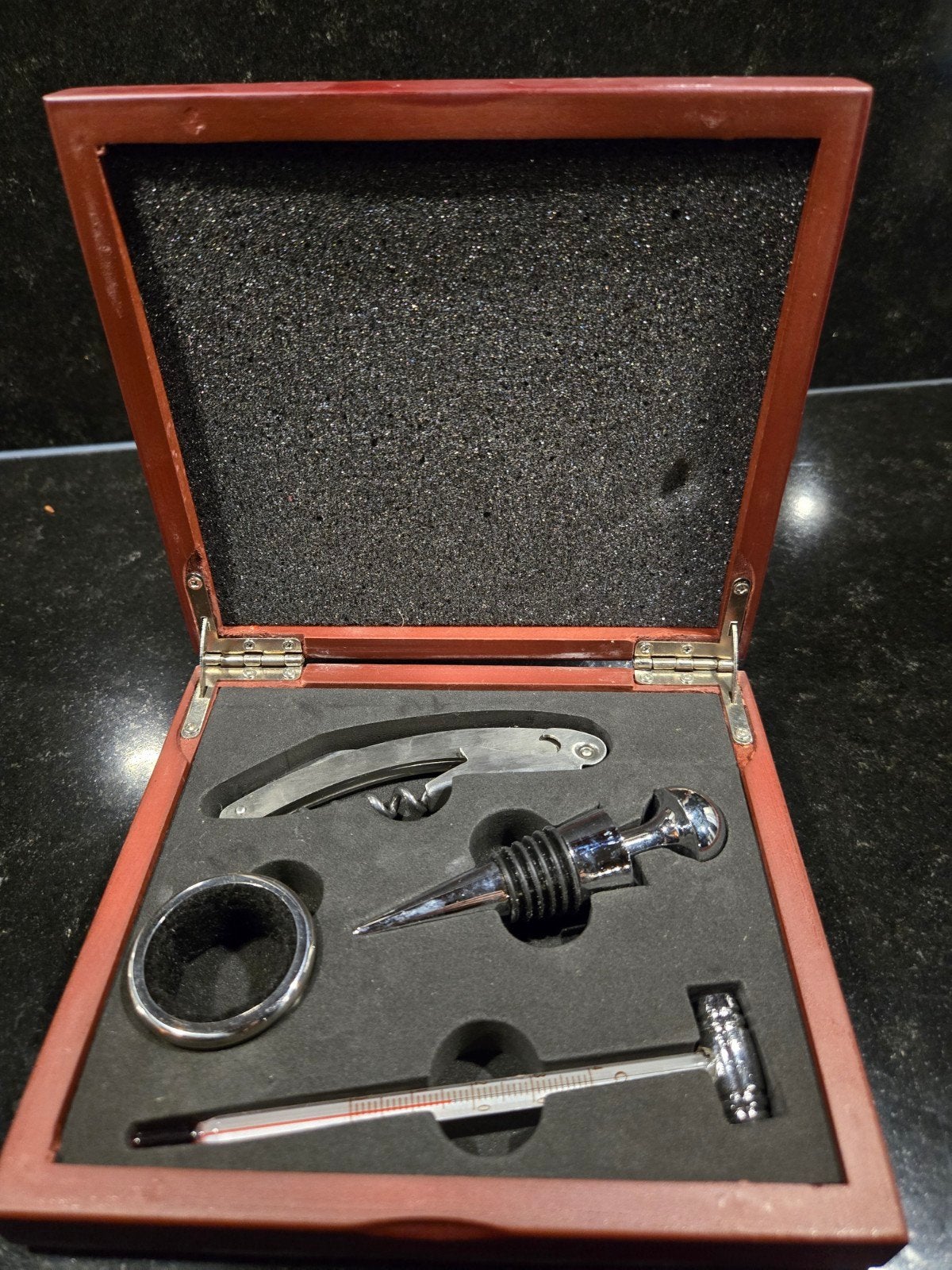 Wijnaccessoires set in houten kistje, Ophalen of Verzenden, Zo goed als nieuw, Hout, Minder dan 5 flessen