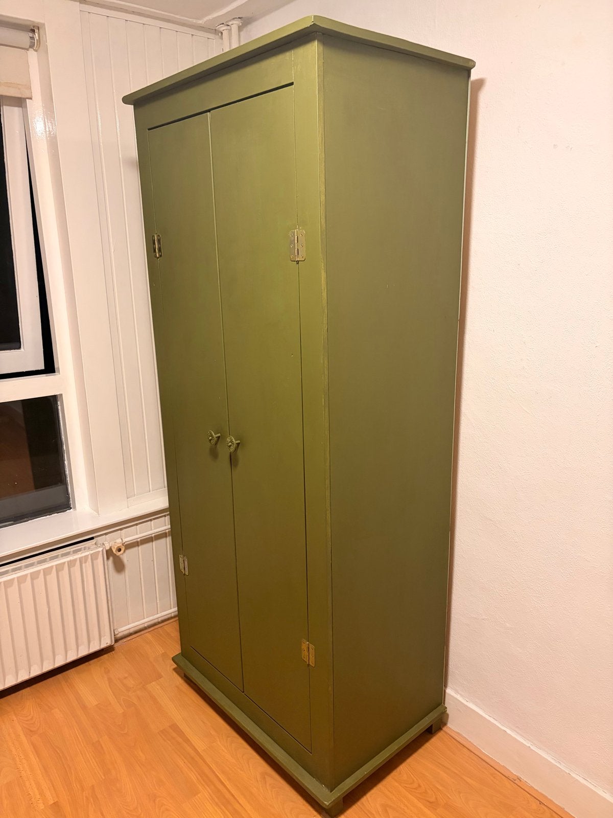 Vintage donker olijf groene Kledingkast met Planken