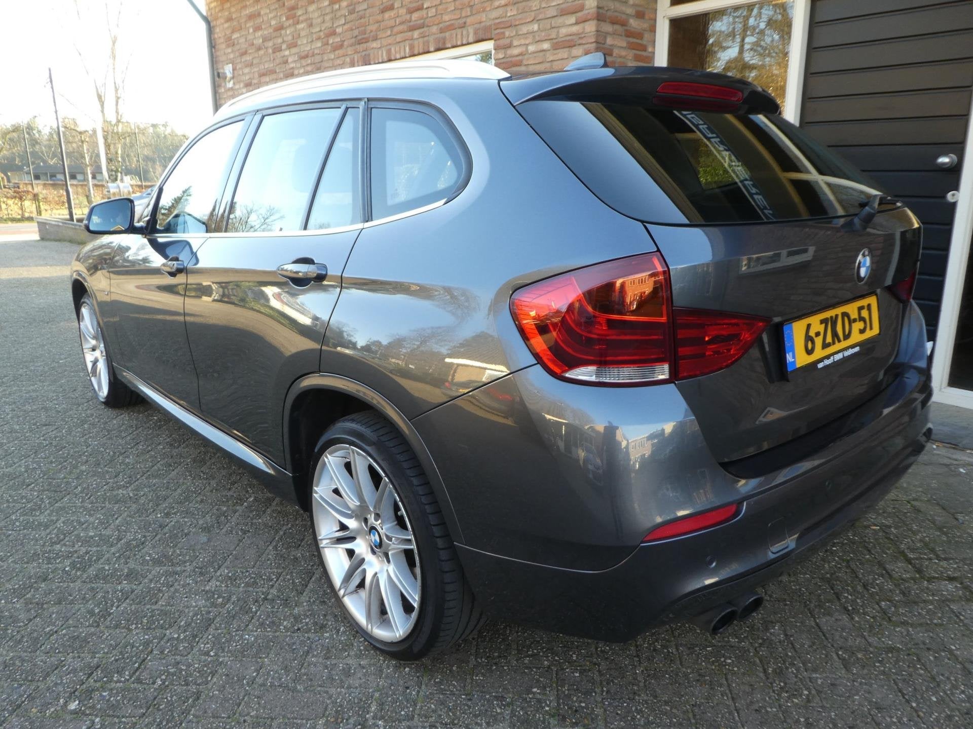 BMW X1 SDrive20i High Executive Automaat / M Pakket / Leder, Auto's, Dealer onderhouden, 4 cilinders, Automatische klimaatregeling