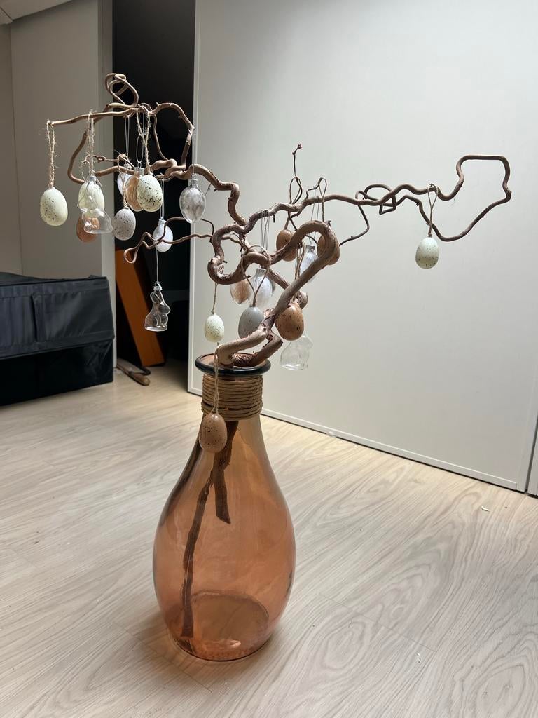 Decoratieve paastak in glazen vaas met hangers, Ophalen of Verzenden, Zo goed als nieuw