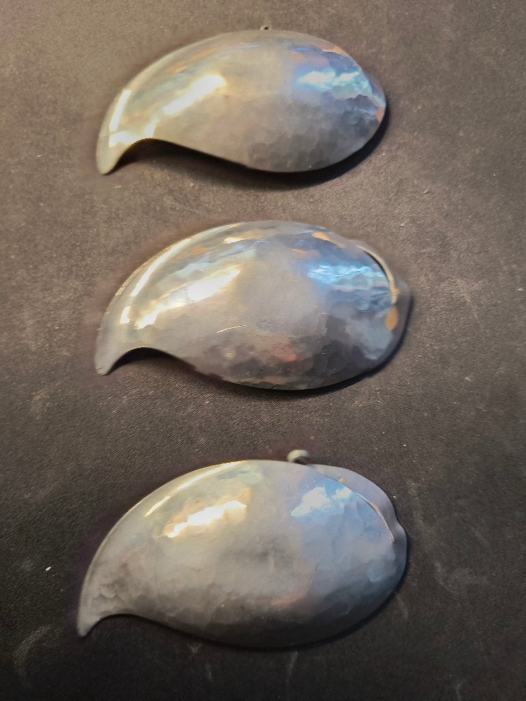 Primitieve gehamerde tinnen schaal walvis vintage antiek, Ophalen of Verzenden