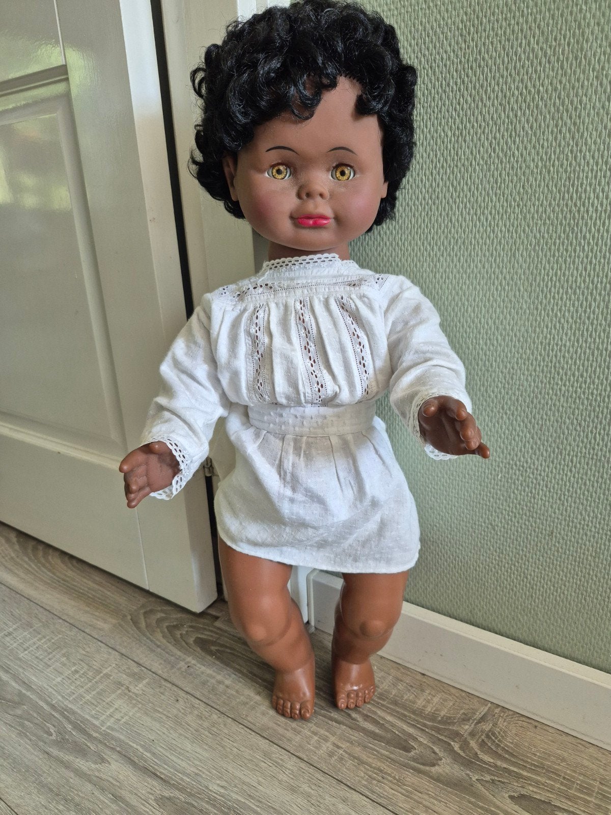 Vintage Babypop met Donkere Huidskleur en Krullen, Ophalen of Verzenden, Gebruikt, Babypop