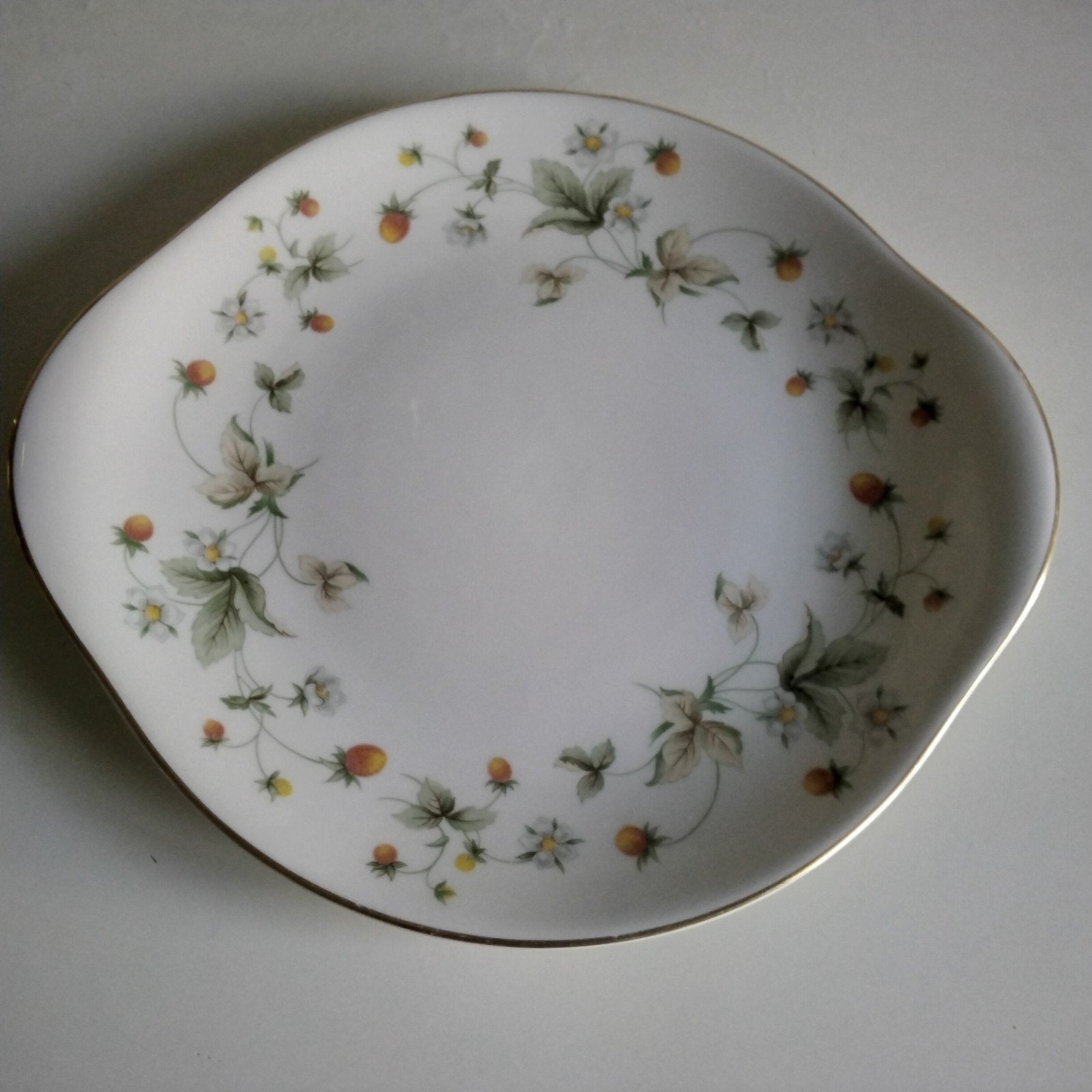 Royal doulton taartschaal  strawberry cream, Ophalen of Verzenden, Porselein, Overige stijlen, Overige typen