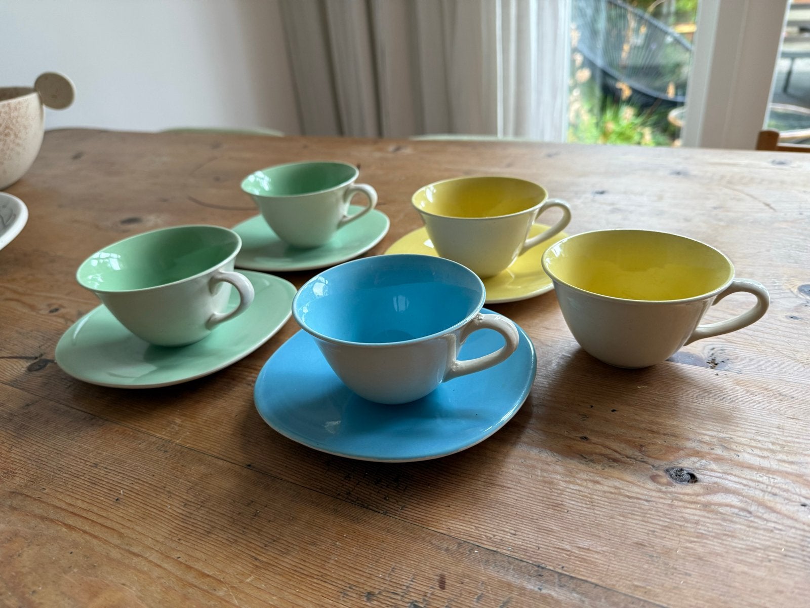 Set van 5 vintage Boch Frères theekopjes met schotels, Ophalen of Verzenden