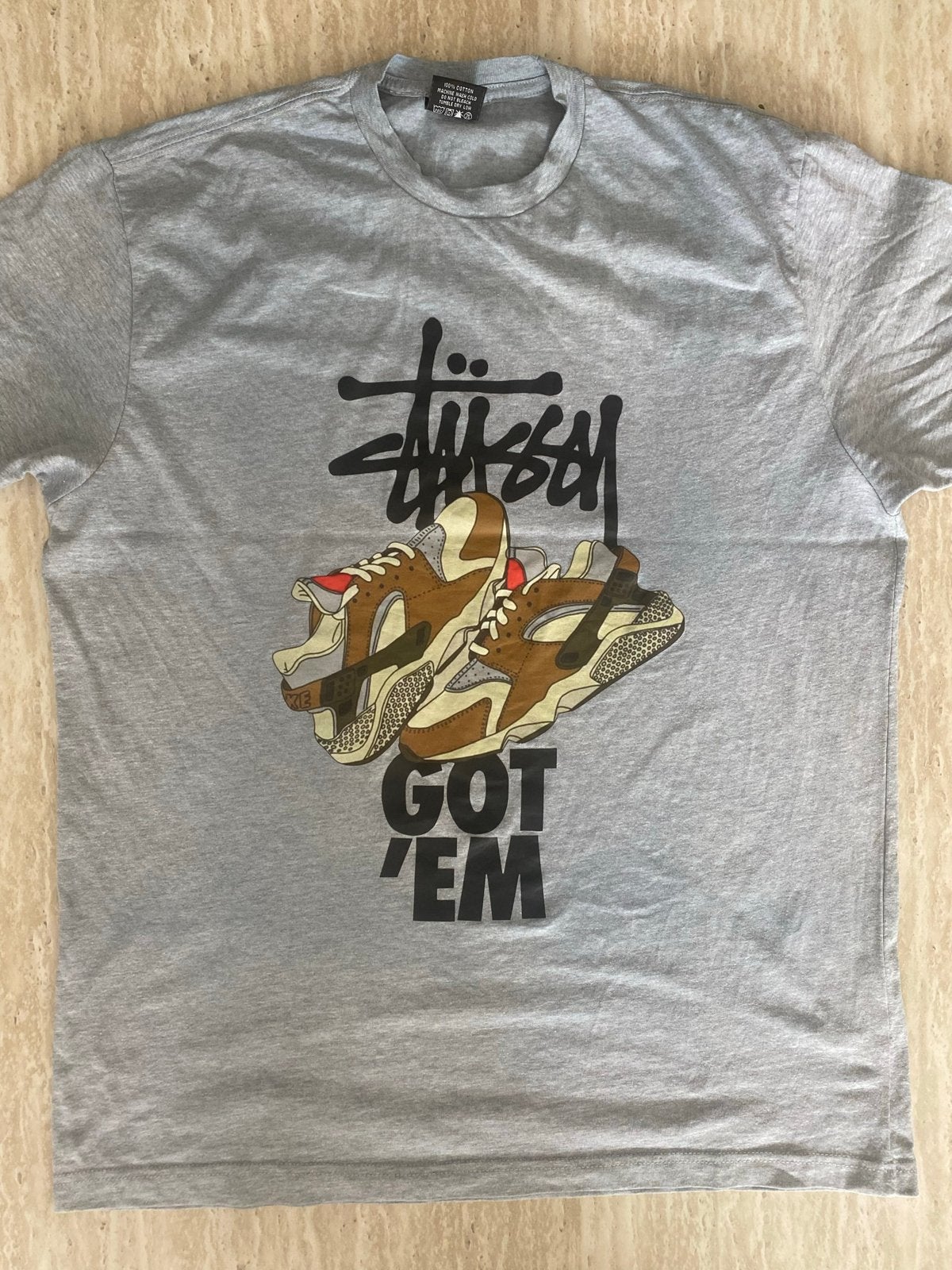 Stussy T-shirt met 'Got 'Em' print en sneakers, Maat L, Kleding | Heren, T-shirts, Ophalen of Verzenden, Gedragen, Maat 52/54 (L)