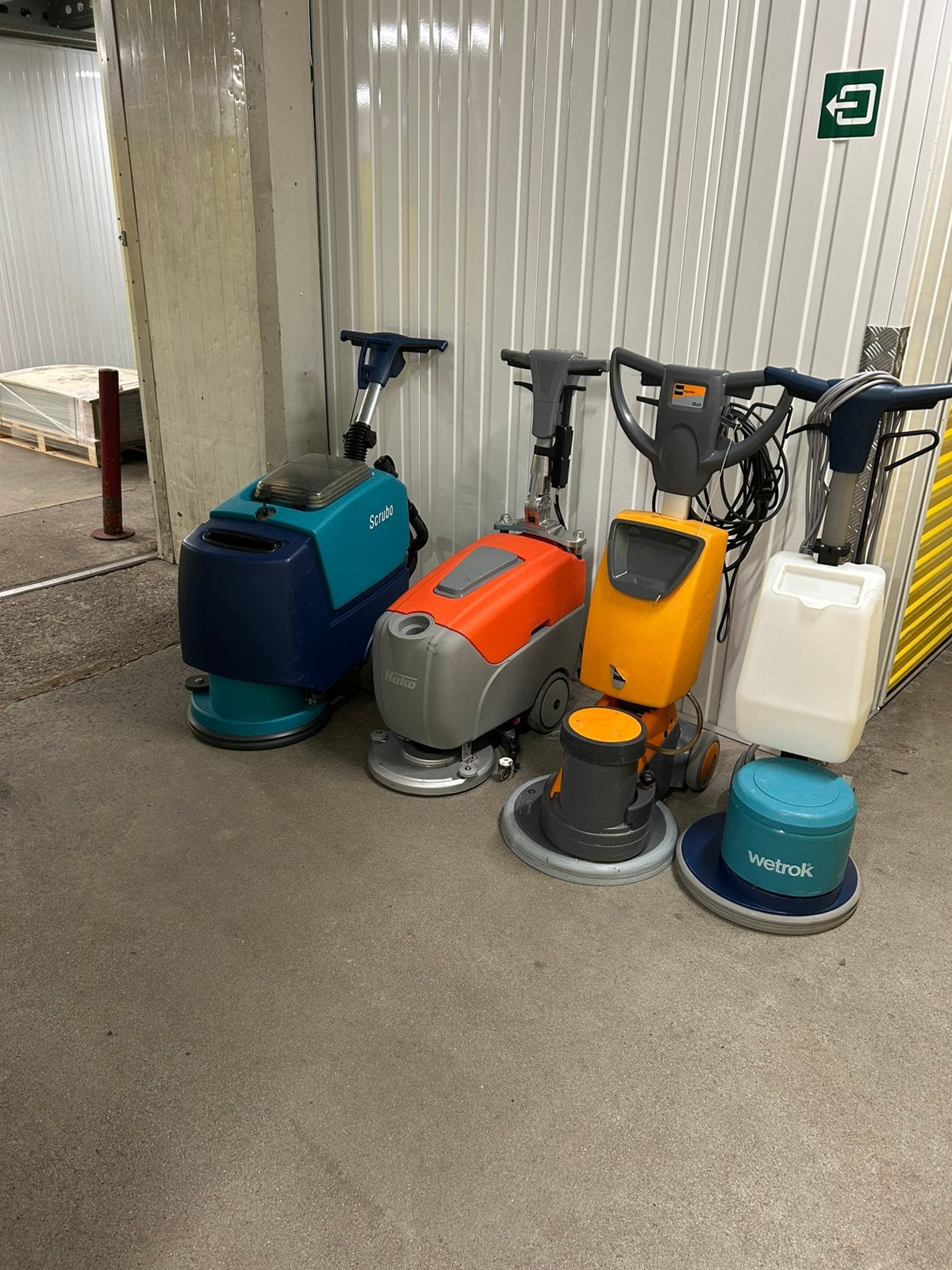 SCHROBMACHINE BOENMACHINE TASKI WETROK CLEANFIX HAKO, Ophalen, Zo goed als nieuw
