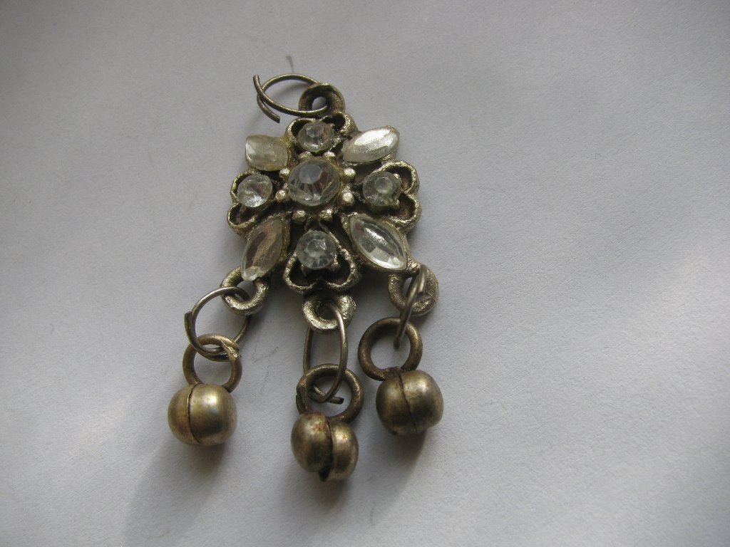 Vintage Hangertje ? - Bloem met Strass Steentjes - 3 x 2 cm, Antiek en Kunst, Curiosa en Brocante, Verzenden
