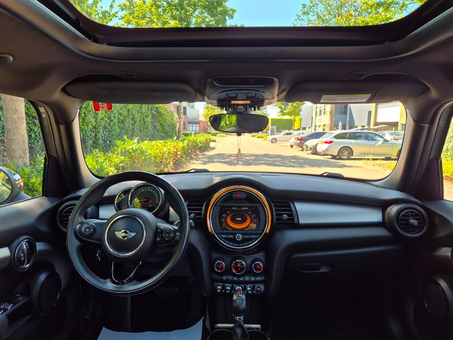 Mini 1.5 Cooper Salt Automaat Panorama 2-kleur comb. CarPlay, Gebruikt, 49 €/maand, Origineel Nederlands, Bedrijf