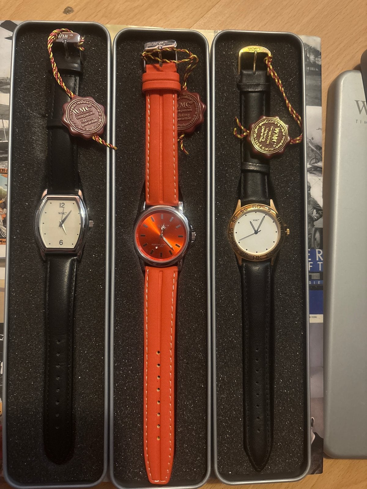 Set van 3 WMC Timepieces polshorloges in geschenkverpakking, Overige merken, Overige materialen, Leer, Polshorloge