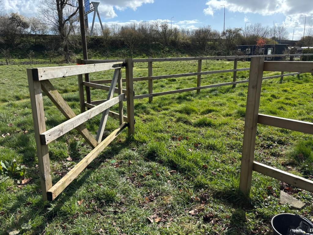 Prachtige landhekken weidepoorten praardrijbak paddock