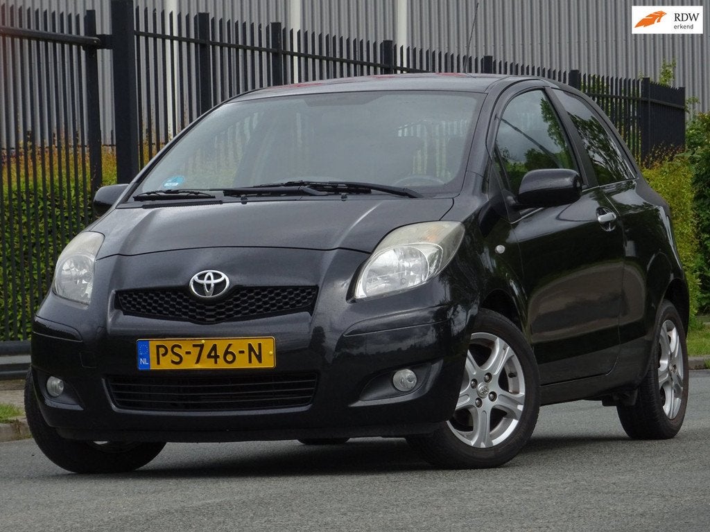 Toyota Yaris 1.3 VVTi BJ2011 ZWART 136DKM/CLIMA/PDC/APK, Voorwielaandrijving, 4 cilinders, Zwart, 1329 cc