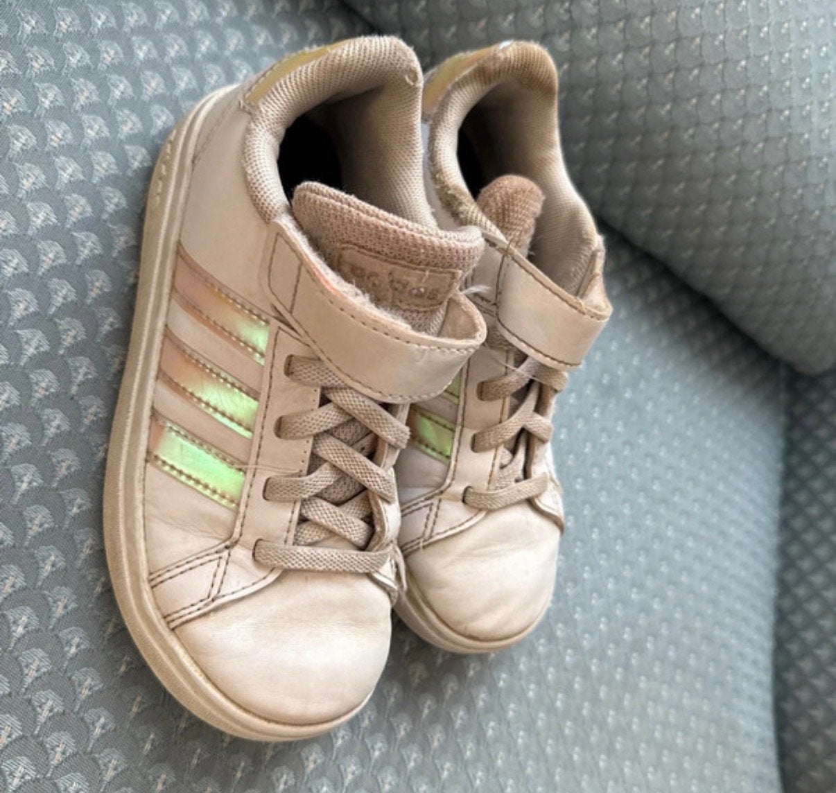 Meiden Adidas schoenen maat 28 - Nog mooi voor een 2e ronde, Ophalen of Verzenden, Gebruikt, Meisje, Schoenen