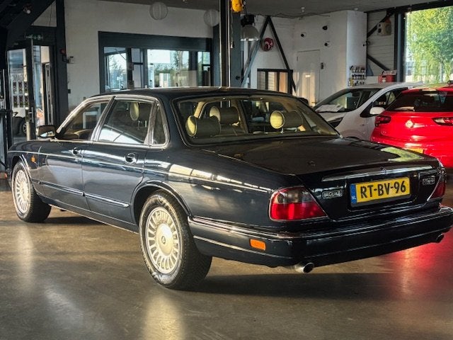 Jaguar Sovereign 3.2 AUT In goede staat, binnen en buiten., Auto's, Oldtimers, Automaat, Elektrische stoelverstelling, Achterwielaandrijving