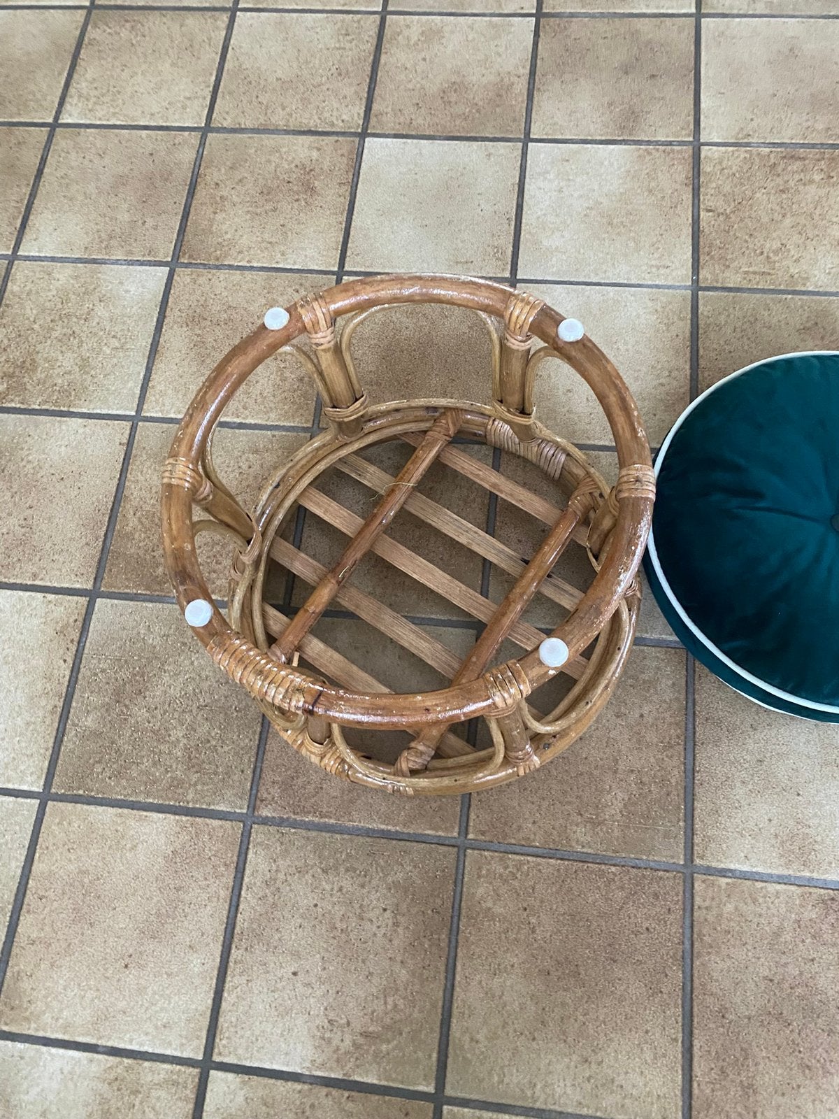 Retro groene rotan poef, Ophalen, Gebruikt, 50 tot 75 cm, Stof