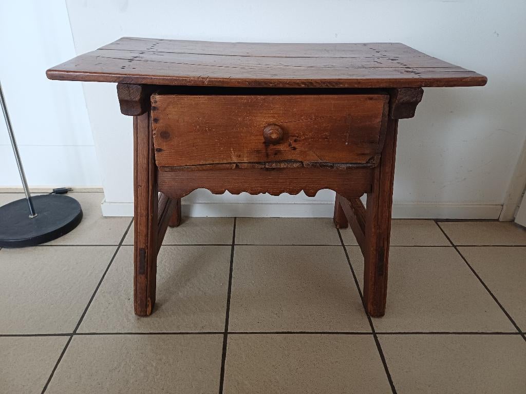 Erg mooie en stijlvol rustiek tafeltje met lade Spaans, Antiek en Kunst, Ophalen