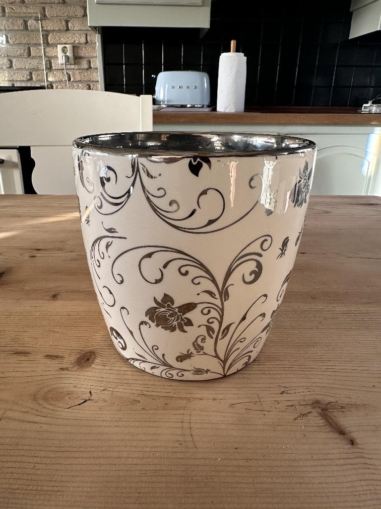 Bloempot 15cm h x 15cm b creme kleur met zilver, Rond, Nieuw, Ophalen of Verzenden, Aardewerk