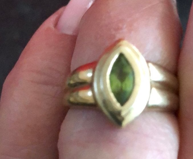 Gouden ring met Peridoot, Sieraden, Tassen en Uiterlijk, Ringen, Gebruikt, Ophalen of Verzenden, 17 tot 18, Met edelsteen