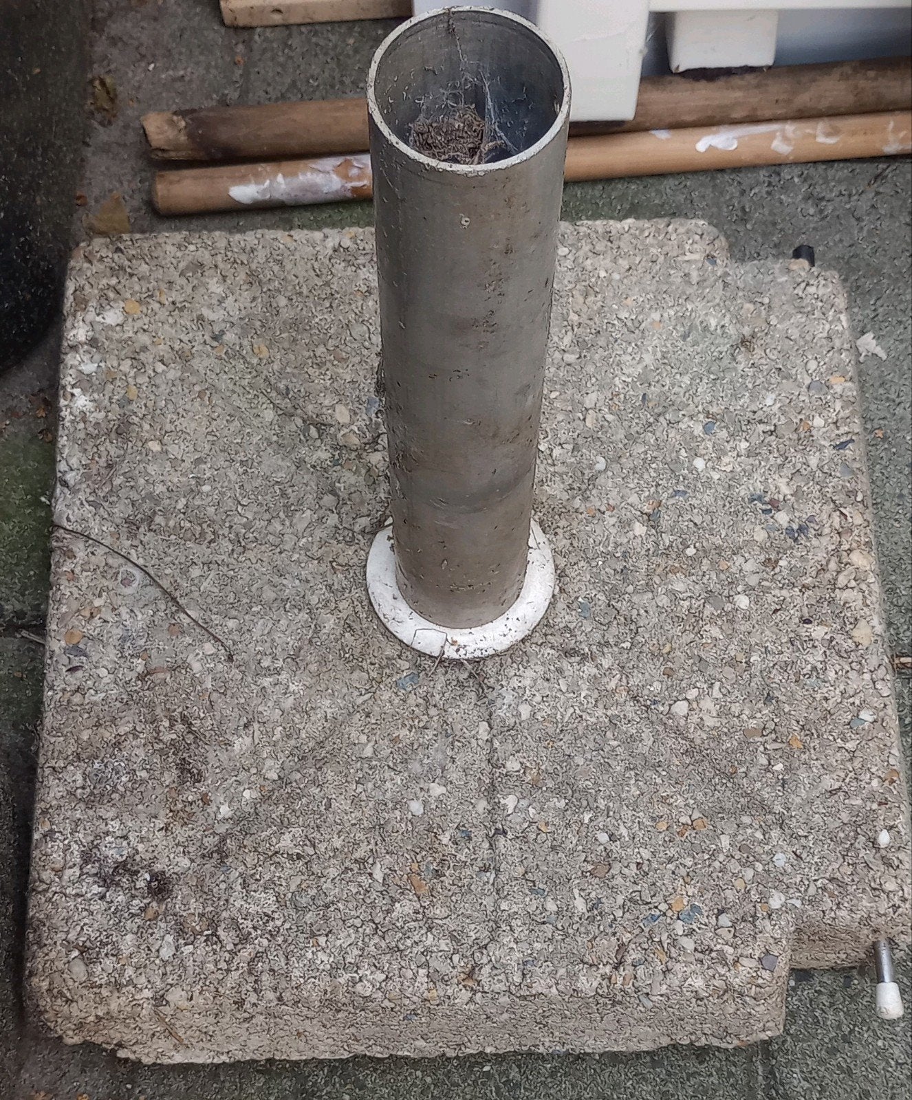 Betonnen parasolvoet met grind-look voor grote parasols, Tuin en Terras, Parasols, Ophalen, Gebruikt, Minder dan 1 meter, Parasolvoet