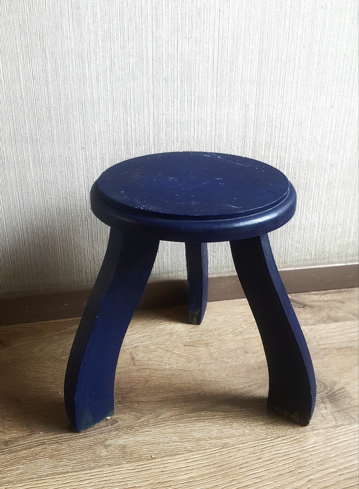 Blauw houten krukje - driepoot, Ophalen of Verzenden, Gebruikt, Hout