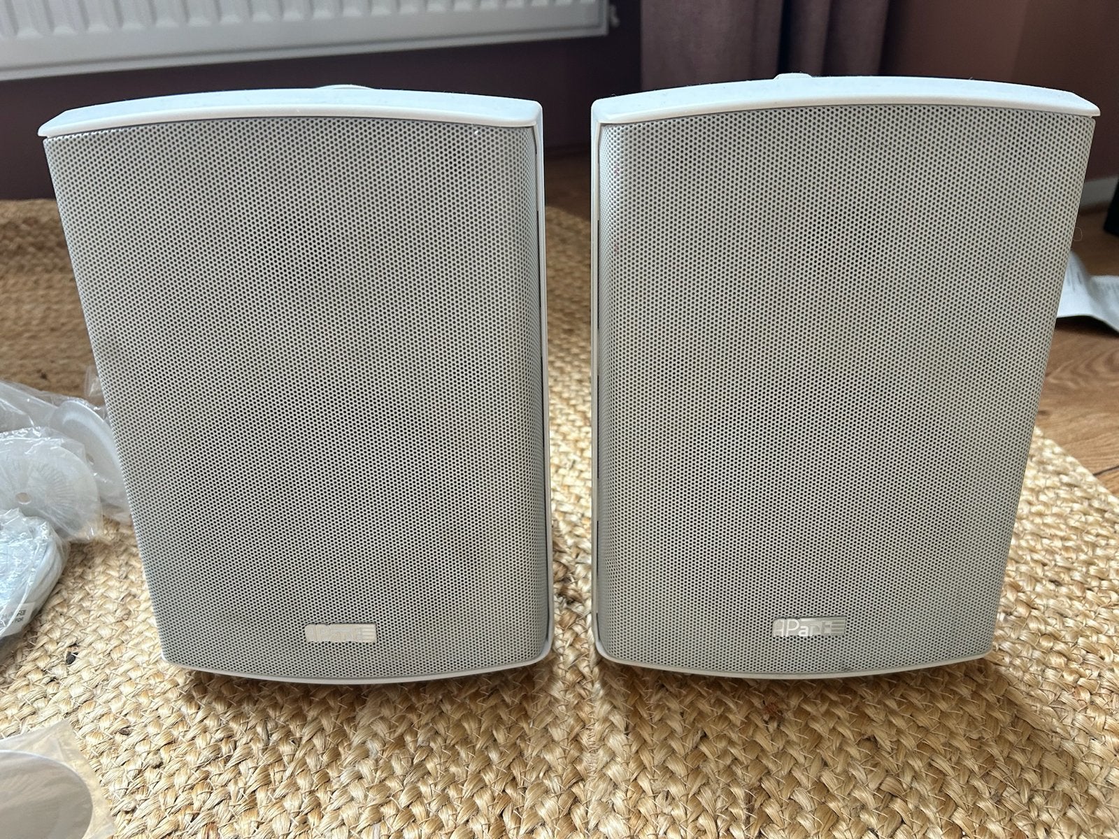 APart SDQ5p actieve speakerset 2x30W met muurbeugels, Overige merken, Stereo speakers, Gebruikt, Inclusief kabels