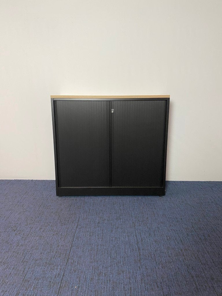 Foto 2 van 24 x Roldeurkast Ahrend, nieuw zwart gespoten, 105 x 120 cm.