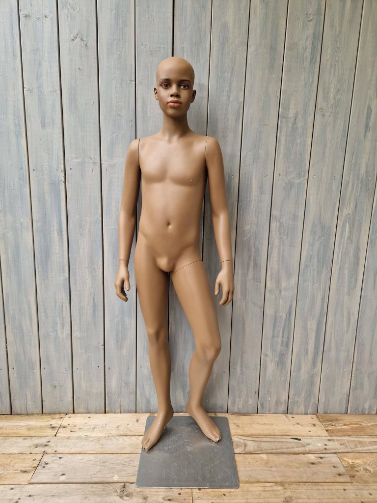 etalagepop donkere jongen 152 cm paspop, Ophalen of Verzenden, Gebruikt, Paspop