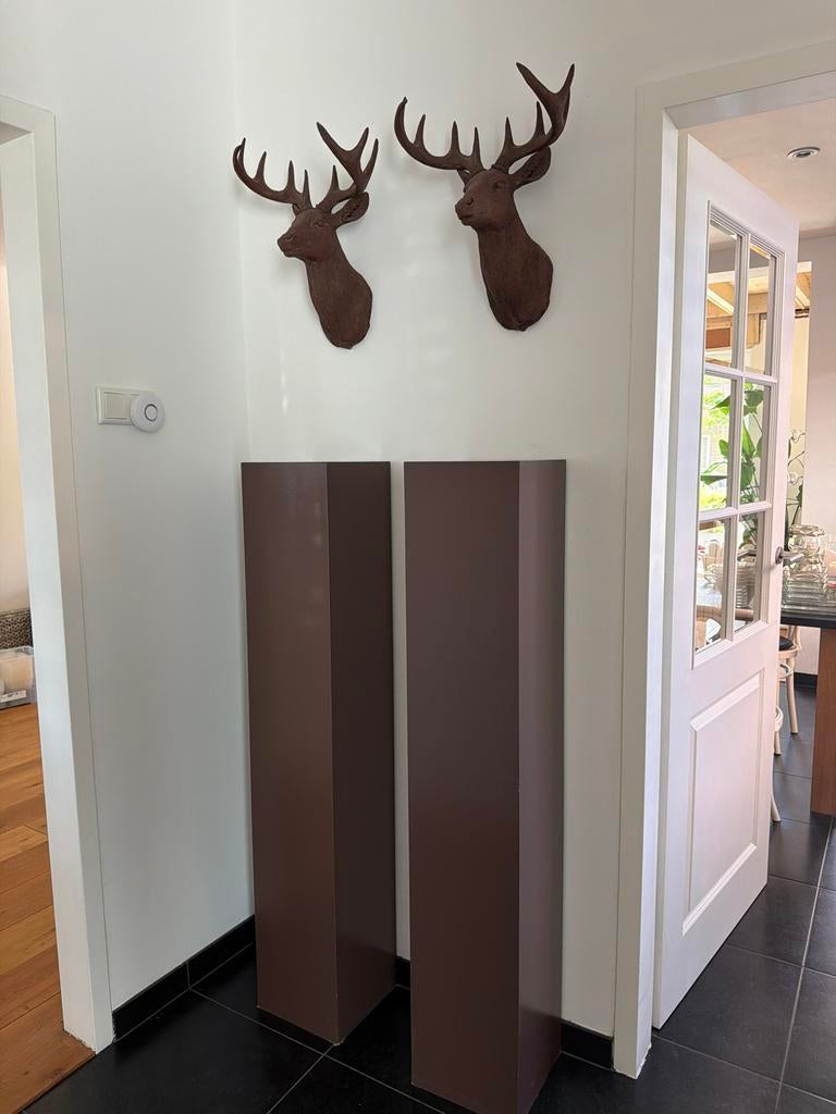 2 Hertenkoppen (45cm) met 2 Zuilen (1.30m) - Chocoladebruin, Huis en Inrichting, Woonaccessoires | Overige, Ophalen, Gebruikt