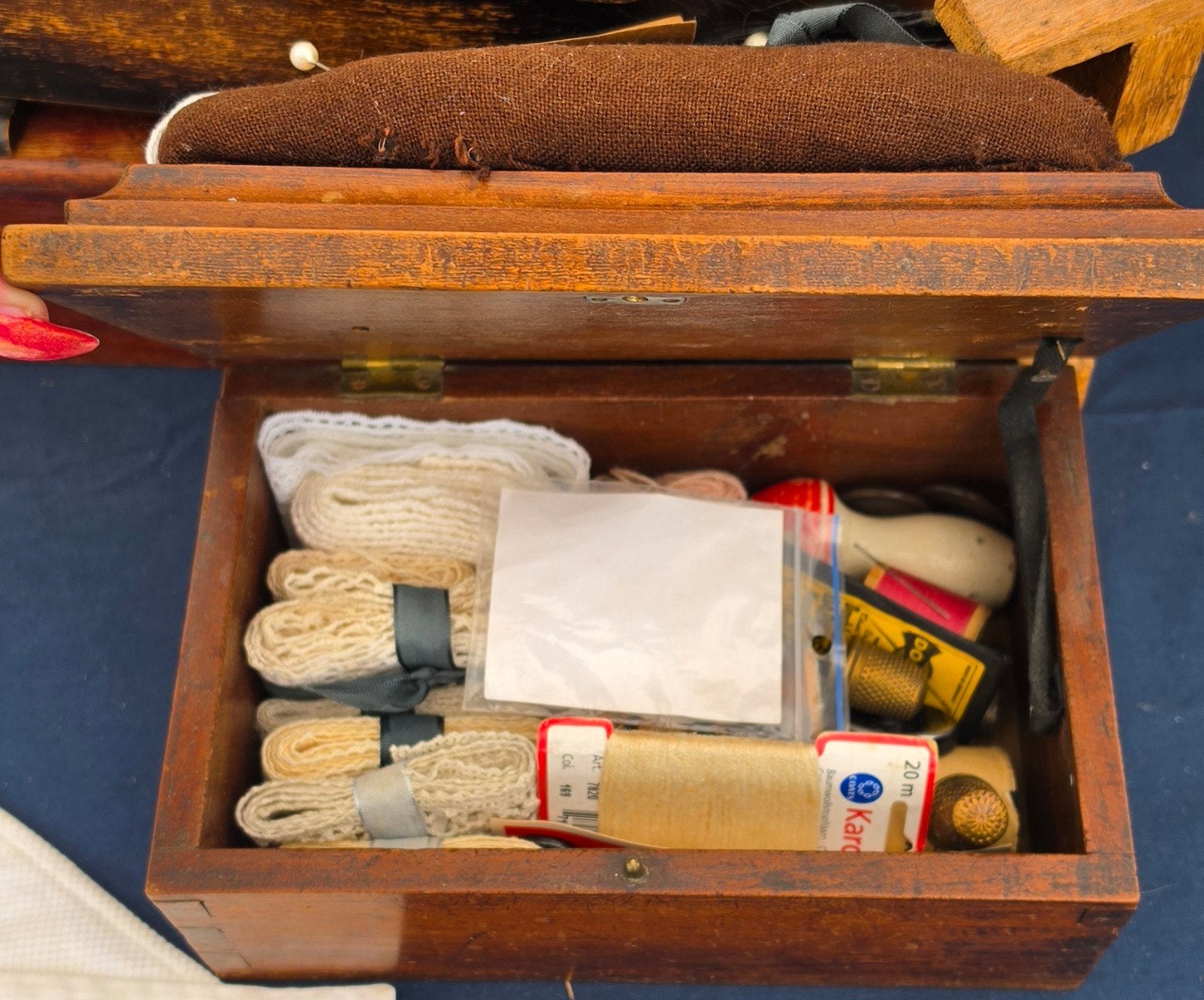 Antieke Naaibox met Inhoud: Spelden, Knopen, Garen, Ophalen of Verzenden, Gebruikt