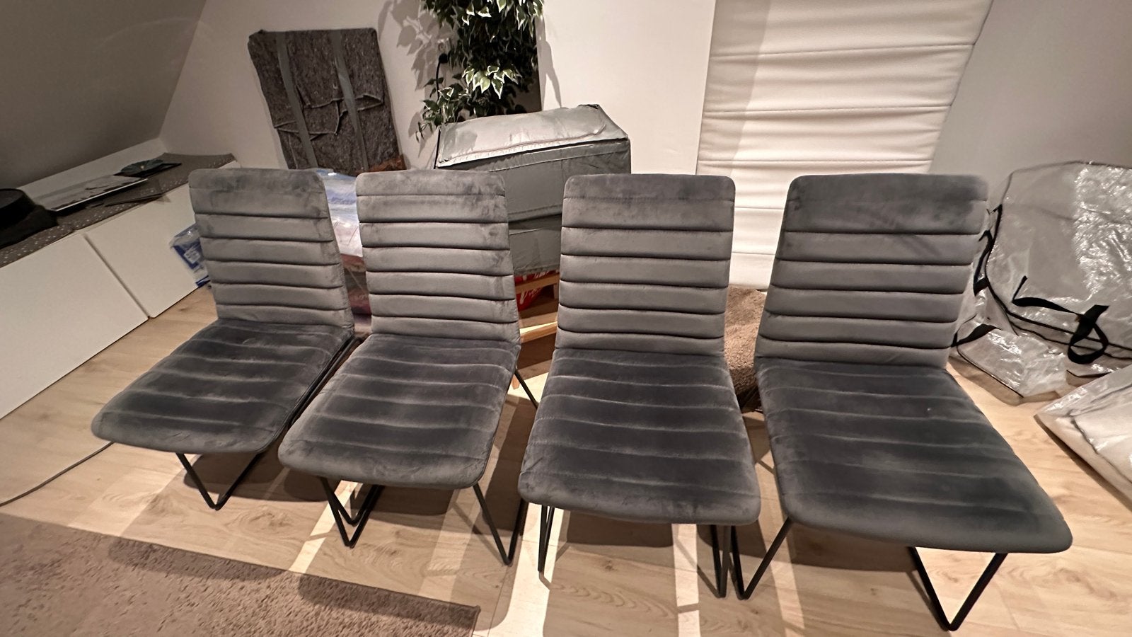 Set of 4 velvet grey dining chairs from Kick Collection, Ophalen, Gebruikt, Vier, Stof