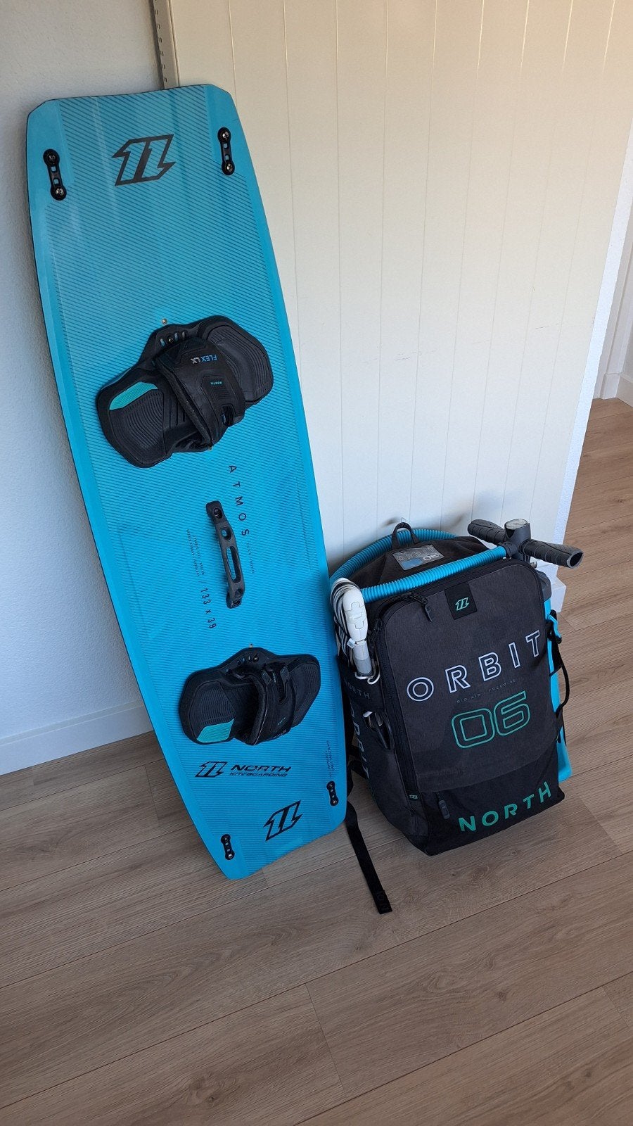 kiteboard North atmos hybrid 133 2023 incl bindingen, Gebruikt, Twintip, Kiteboard, Ophalen of Verzenden
