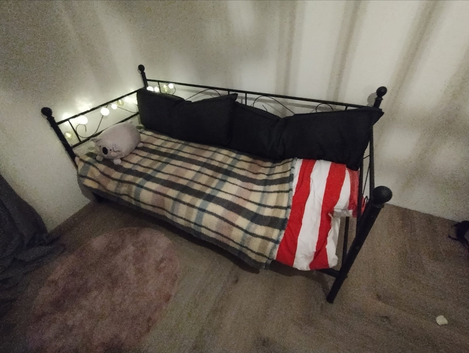 Zwart metalen eenpersoonsbed met matras (90x200 cm), Huis en Inrichting, Slaapkamer | Bedden, Ophalen, Gebruikt, 90 cm, Eenpersoons