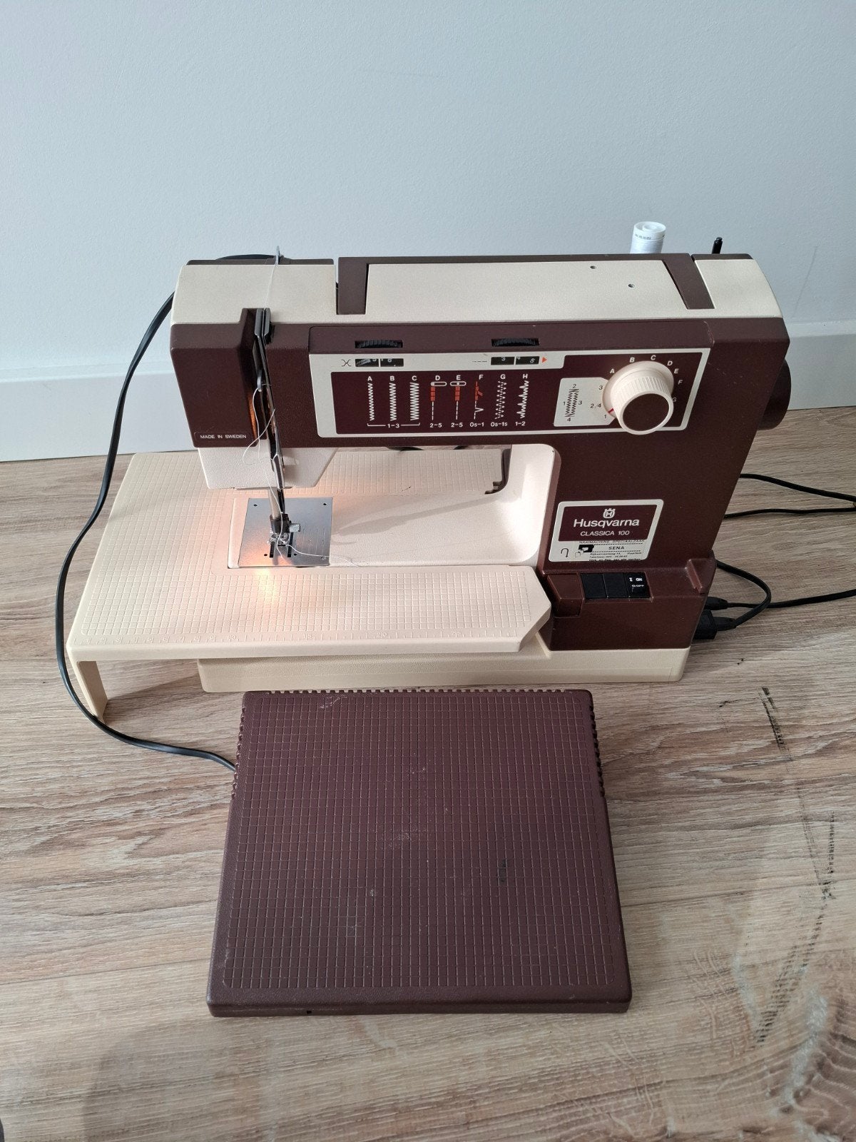 Husqvarna Classica 100 Naaimachine - Vintage Model, Hobby en Vrije tijd, Ophalen of Verzenden, Gebruikt, Naaimachine, Husqvarna