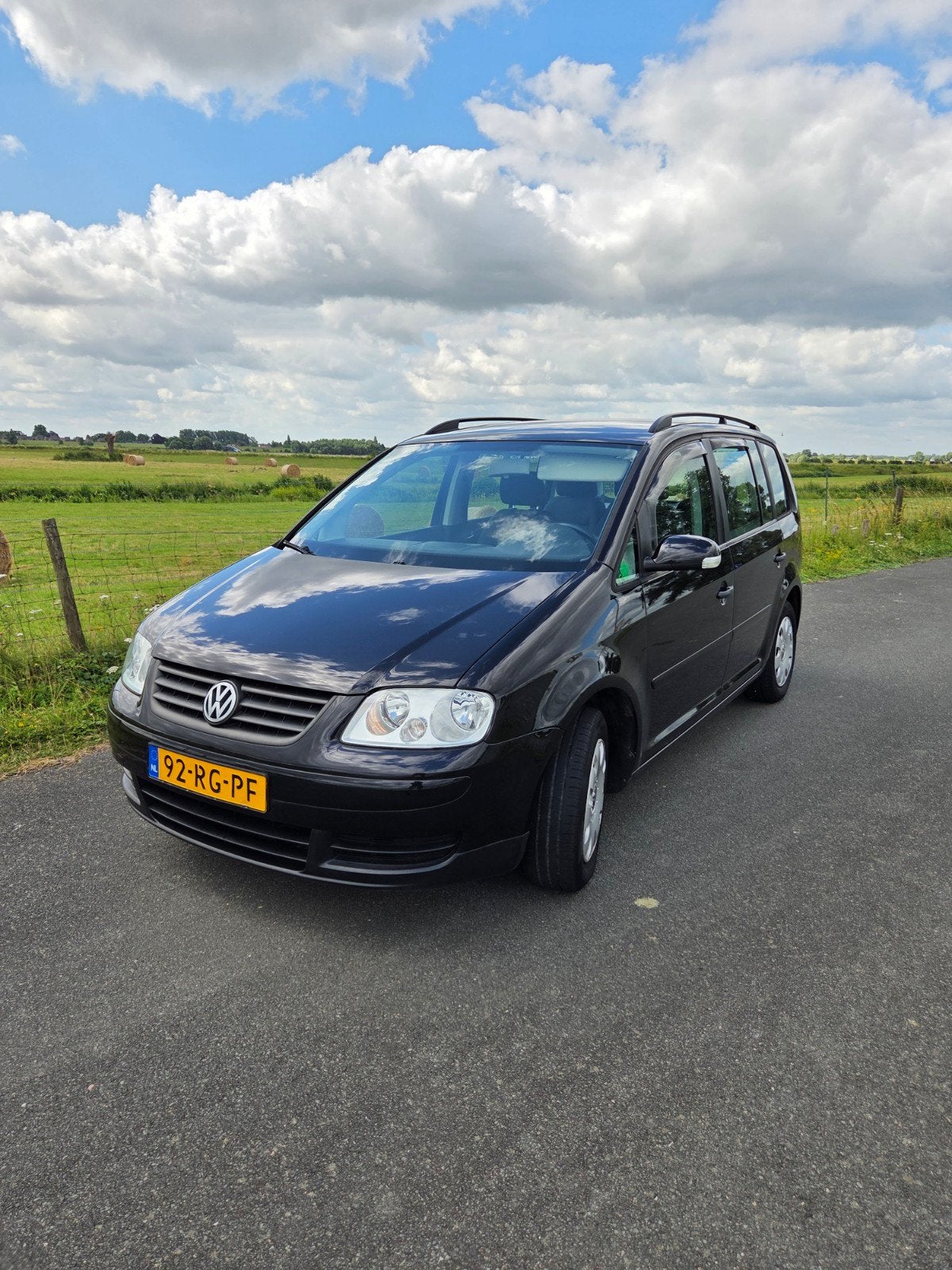 Volkswagen Touran 1.6i 120.000KM NAP! Nwe Koppeling Z.G.O.H., Auto's, Stof, 1402 kg, 4 cilinders, Zwart
