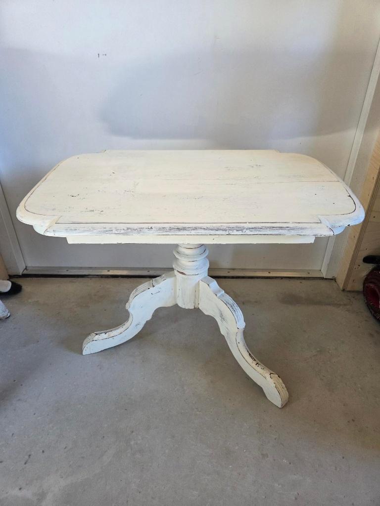 Oude antieke witte tafel, Ophalen