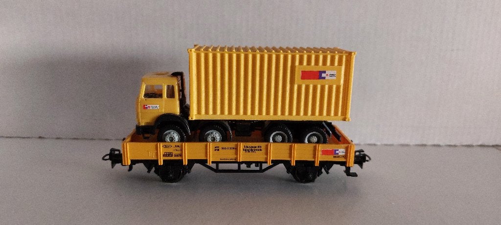 Strukton Wagon met Mercedes met een 20ft. Container (05), Hobby en Vrije tijd, Modeltreinen | H0, Wisselstroom, Ophalen of Verzenden