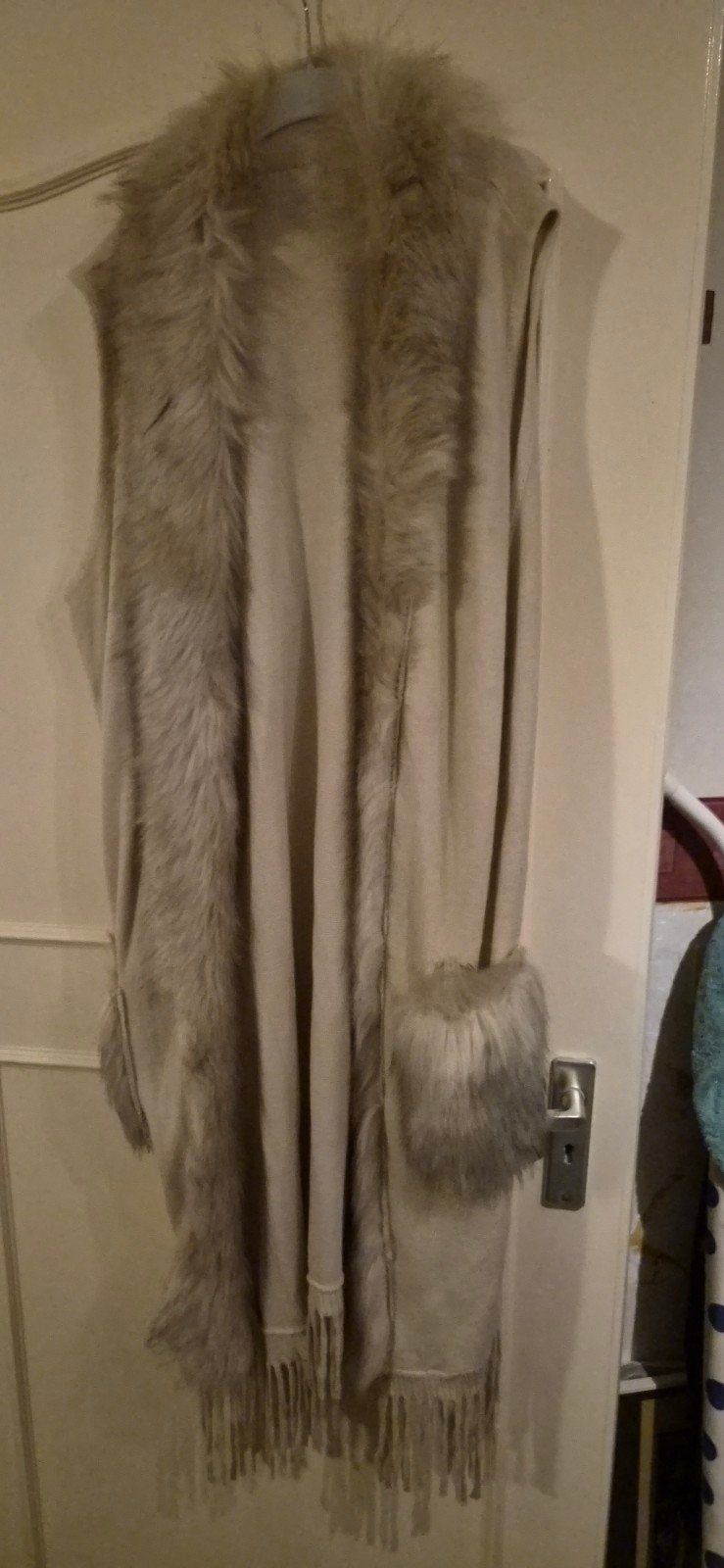 Lang beige vest/gilet met zachte bontkraag en franjes, Kleding | Dames, Ophalen of Verzenden, Nieuw, Maat 42/44 (L), Beige