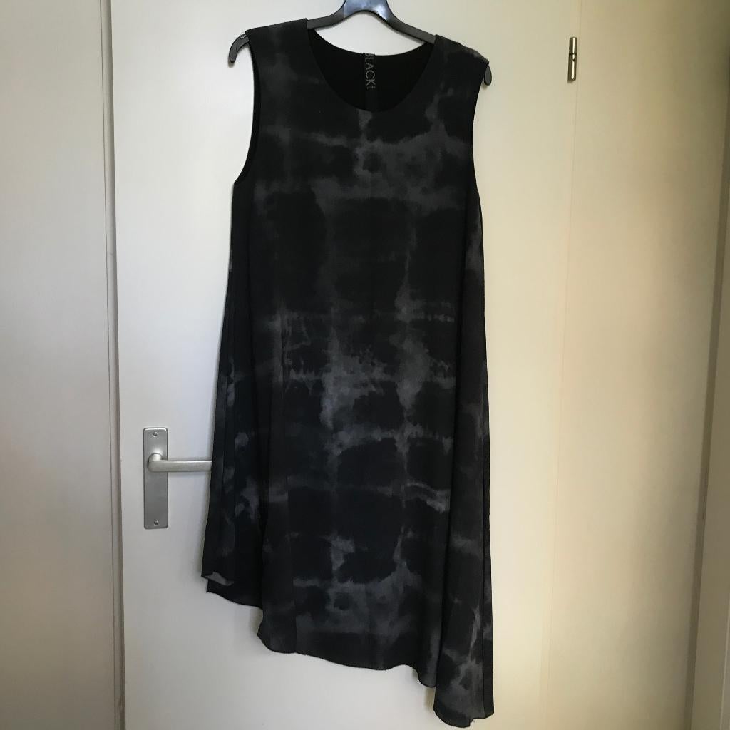 Black by K&M jurk tie dye batik zwart grijs maat L, Verzenden, Nieuw, Zwart, Onder de knie