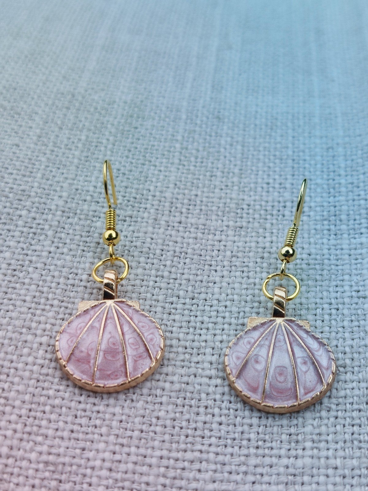 Sint Jacobs schelp oorbellen - Roze en Goudkleurig, Ophalen of Verzenden, Nieuw, Roze