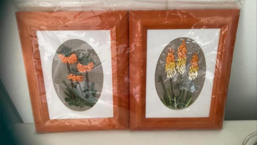 Schilderij, handgeborduurde, botanica Lupine en Keizerskroon, Ophalen of Verzenden, Zo goed als nieuw, Hout