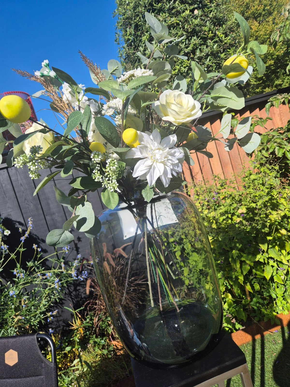 Grote vaas intratuin met kunstbloemen, Ophalen, Zo goed als nieuw, Inclusief decoratie, Glas